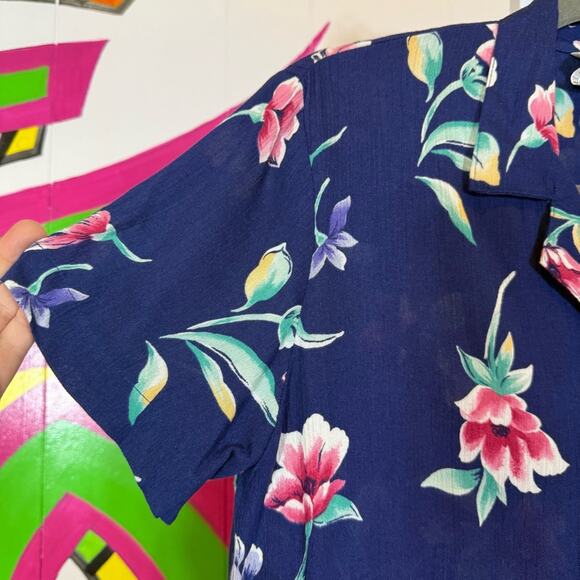 Jaclyn Smith Petite, Blue Pink Boxy Buttoned Button Down Shirt. Size Medium. - Picture 2 of 5